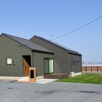 木目の門柱とアプローチがお出迎えしてくれる外構